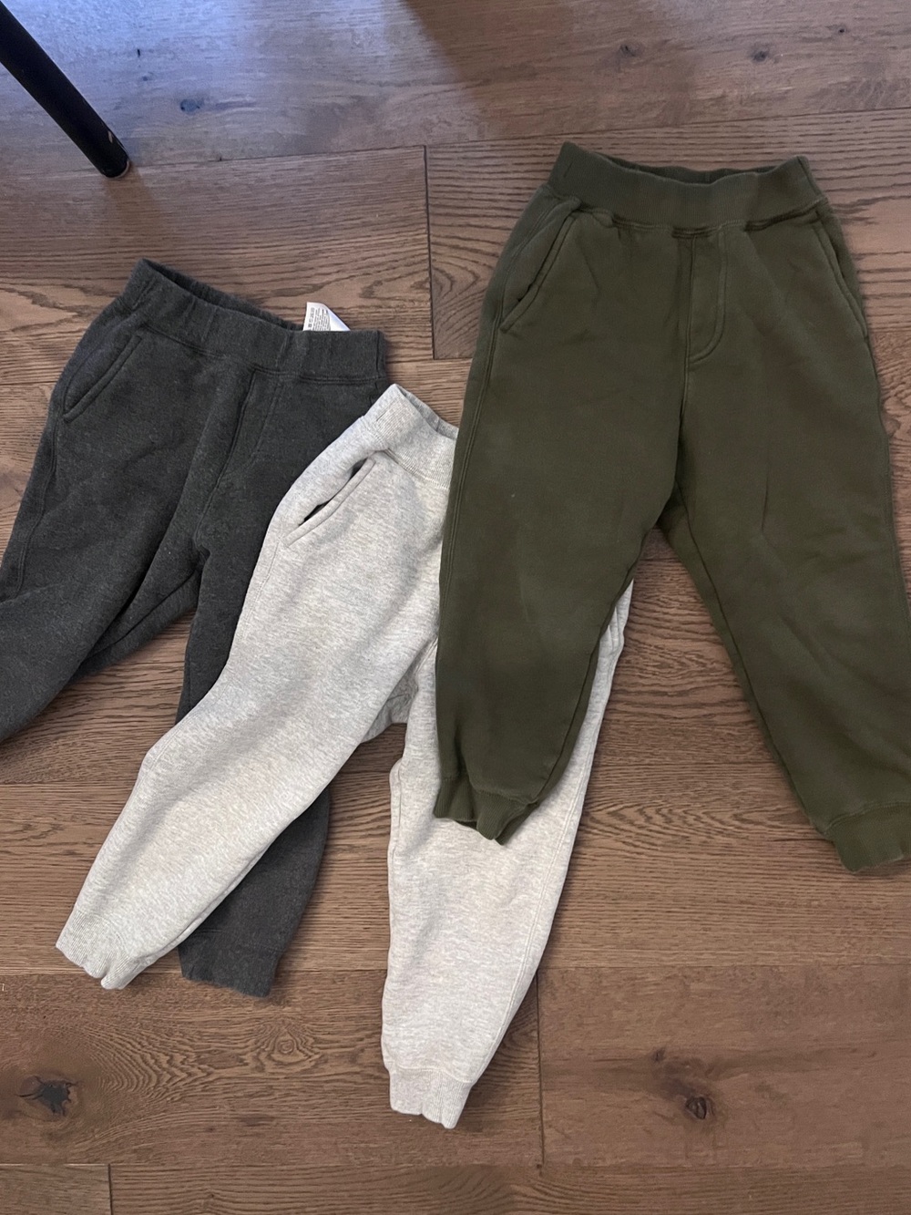 Uniqlo Kids Sweatpants Trio in Olive, Light Gray & Charcoal size 3-4 T bundl